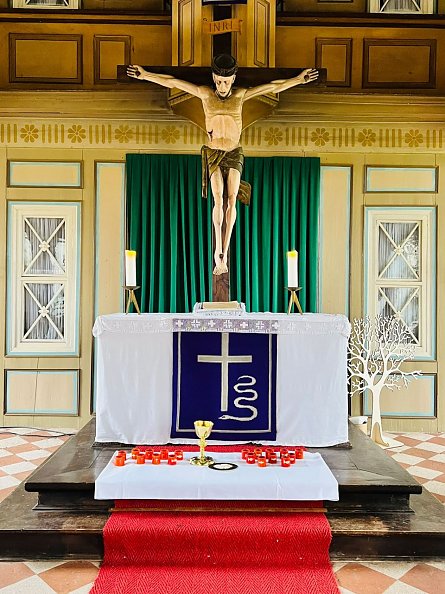 Alles war vorbereitet, als die Kinder die Kirche betraten (Foto: Kindergarten "Spatzenh&auml;uschen")