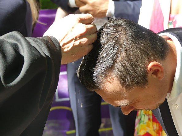 Philipp wird von Pr&auml;dikant Dr. Chr. Maletz getauft (Foto: R. Englert)