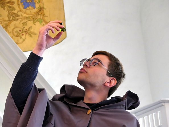 Pilger Nikolaus hat endlich sein Fl&auml;schchen wieder - zumindest eine Replik (Foto: R. Englert)