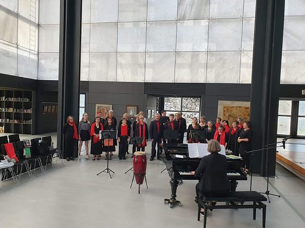 Kar&iacute;bu mit Kantorin Viola Krem6 (Foto: Facebook Kirchenkreis S&uuml;dharz )