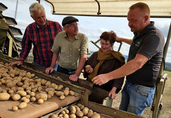 Martin Hey erkl&auml;rt die Arbeit der Sortierer auf dem Roder (Foto: R. Englert)