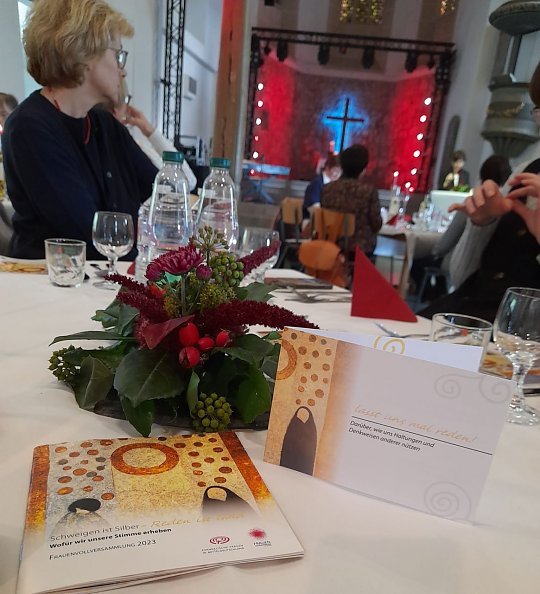 Frauenmahl in der Jugendkirche  (Foto: Petra Seipelt-B&ouml;senberg)