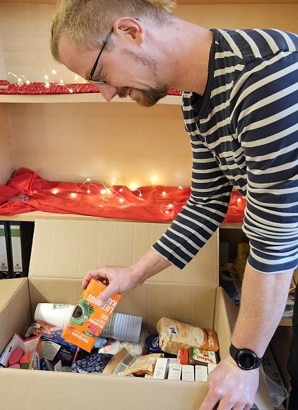 Pakete f&uuml;r Rum&auml;nien  - Herr Fienhold (Foto: Regina Englert)