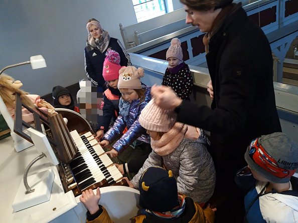 Alle Kinder durften einmal auf der Orgel spielen oder auch nur ein bisschen leisen oder lauten Krach machen. (Foto: Sch&ouml;nlein)