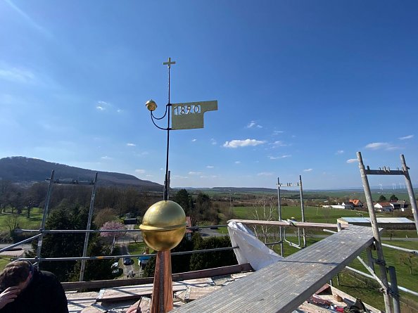 Noch w&auml;hrend der Turmsanierung in Hainrode (Foto: N. Engel)
