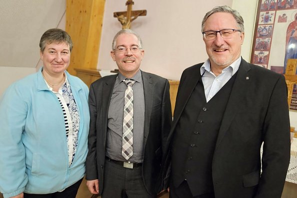 Superintendent Andreas Schwarze (Mitte) - an seiner Seite Superintendentin Steffi Wiegleb (KK Bad Frankenhausen-Sondershausen) und Superintendent Christian Beuchel (KK M&uuml;hlhausen) (Foto: Regina Englert)