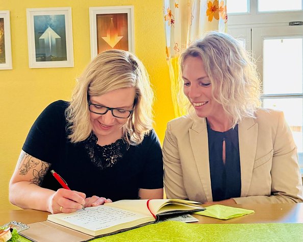 Eintrag ins G&auml;stebuch  (Foto: Kirchenbauverein Woffleben )