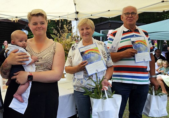 Der j&uuml;ngste T&auml;ufling - Hauke Koch - und das Ehepaar Jahnke, das ebenfalls getauft wurde (Foto: R. Englert)