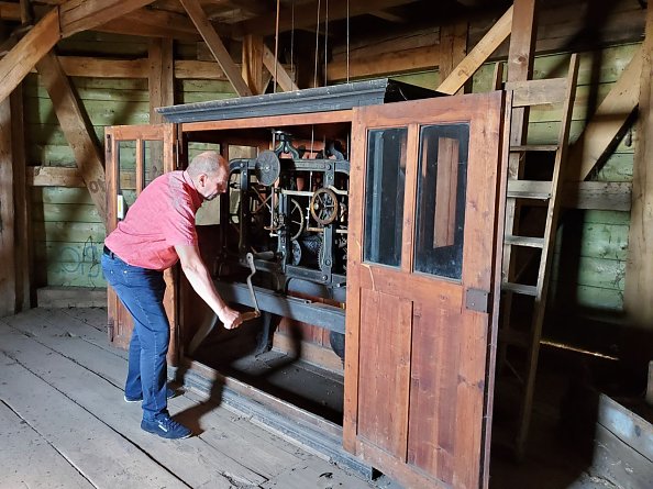 Jochen B&uuml;hling vom Kirchbauverein zieht die Uhr auf (Foto: O. Prophet)