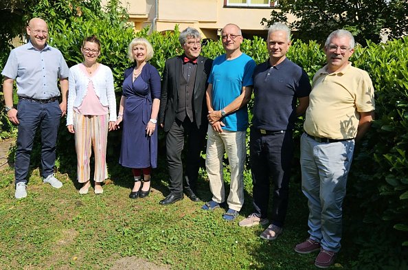  Michael G&ouml;rk, Anett Thoms, Christiane Dieckmann, Landesbischof Friedrich Kramer, Dirk Rzepsus, Niels Wei&szlig;enborn und Superintendent Andreas Schwarze im Garten des Suchthilfezentrums in Nordhausen (Foto: R. Englert)
