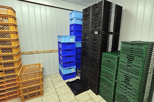 Kisten &uuml;ber Kisten wollen gef&uuml;llt werden (Foto: R. Englert)