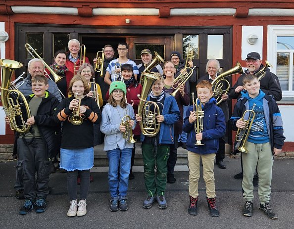 Posaunenchor Limlingerode mit ein bisschen Verst&auml;rkung - vor ihrem Auftritt bei der Zentralen Gedenkveranstaltung zum Fall der Berliner Mauer 2024 (Foto: R. Englert)