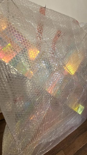 Selbst hinter der Folie strahlen die Farben  (Foto: Regina Englert)