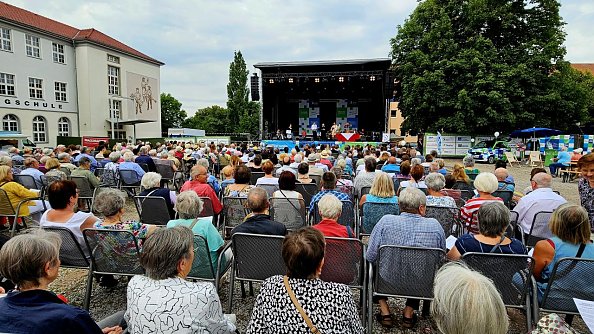 Viele, viele Menschen lie&szlig;en sich zum Gottesdienst einladen (Foto: Regina Englert)