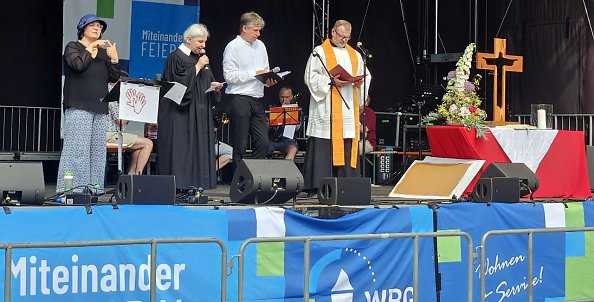 Viele waren f&uuml;r diesen Gottesdienst im Einsatz - haupt- und ehrenamtlich (Foto: Regina Englert)