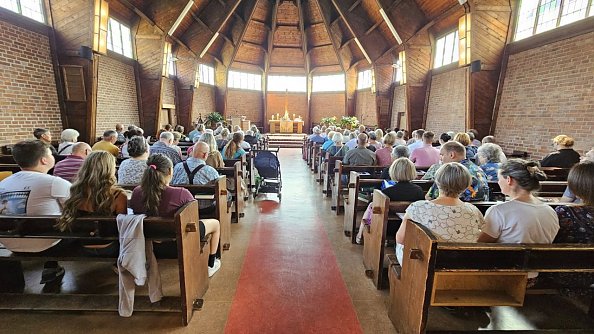 Volles Gotteshaus in Salza  (Foto: Regina Englert)