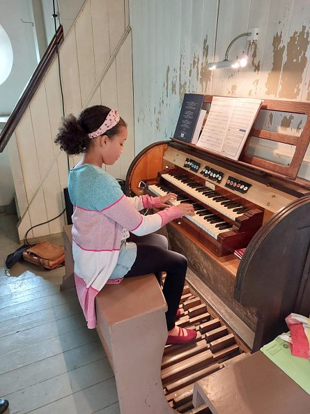 in Zwinge: Davina aus J&uuml;tzenbach spielt ein St&uuml;ck  (Foto: Norbert Patzelt)
