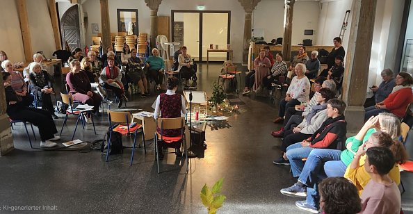 Alle lauschen Eva Langes Ausf&uuml;hrungen (Foto: Regina Englert)