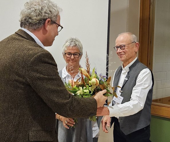 Der Stellvertretende Superintendent Klemens M&uuml;ller gratuliert Andreas Weigel und Gerda Leidel (Foto: Regina Englert)