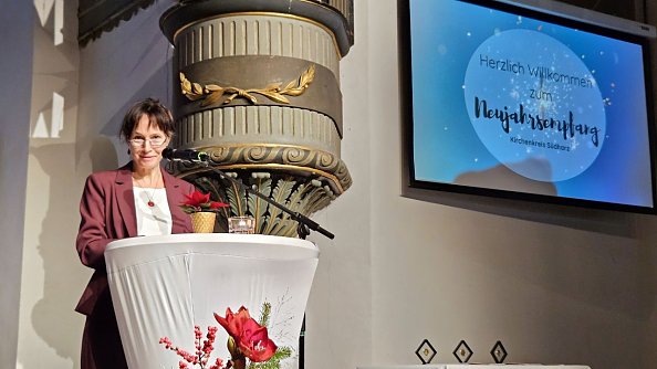 Eva Lange h&auml;lt die Laudatio f&uuml;r das Frauenteam (Foto: Regina Englert)