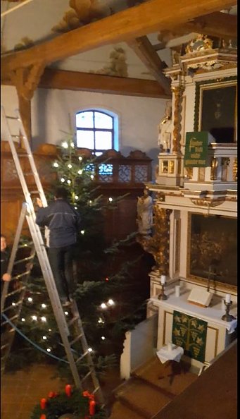 bei Orgelmusik wird in Haur&ouml;den der Weihnachtsbaum geschm&uuml;ckt (Foto: Norbert Patzelt)