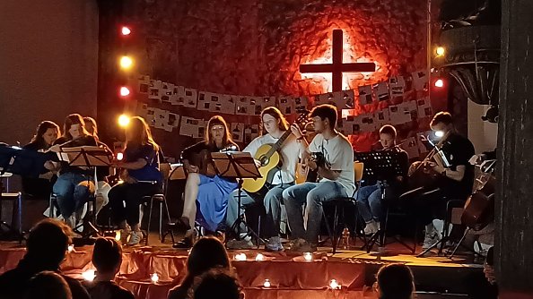 Die Abende im Camp sind gepr&auml;gt von den Ges&auml;ngen aus Taiz&eacute;, die von den Jugendlichen auf ihren Instrumenten begleitet werden. (Foto: Frank Tuschy)