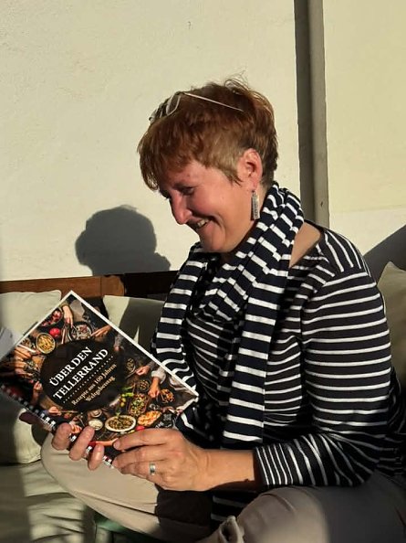 Kathrin Schwarze mit dem Kochbuch (Foto: Andreas Schwarze)