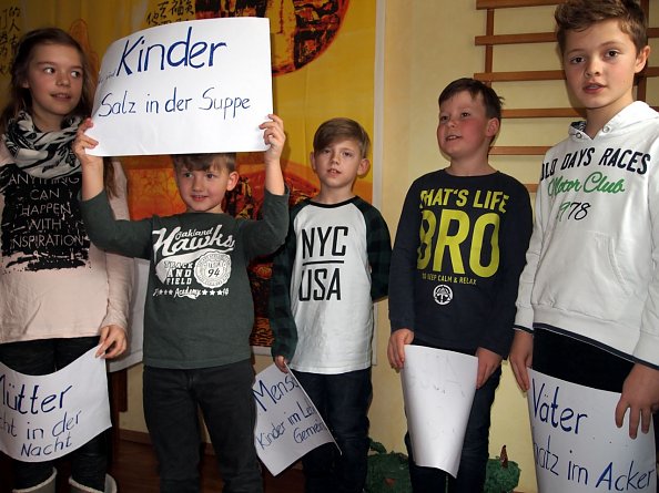 Wir sind die Kleinen in den Gemeinden - die Kleinen halfen den Gro&szlig;en beim Singen (Foto: R. Englert)