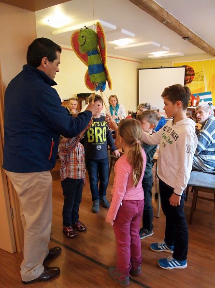 Die Pinata - gef&uuml;llt mit Bonbons und Luftschlangen (Foto: R. Englert)