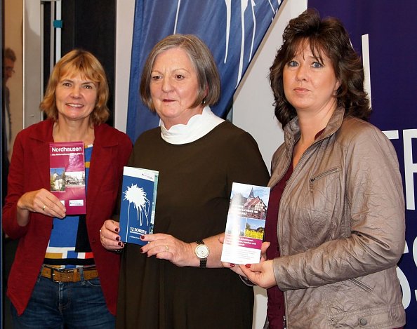 Drei Flyer in den H&auml;nden von B. Adam, P. Gunst & C. Witzel (Foto: R. Englert)