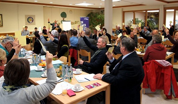 Die gelben Stimmzettel mussten, wie immer oft gez&uuml;ckt werden (Foto: R. Englert)