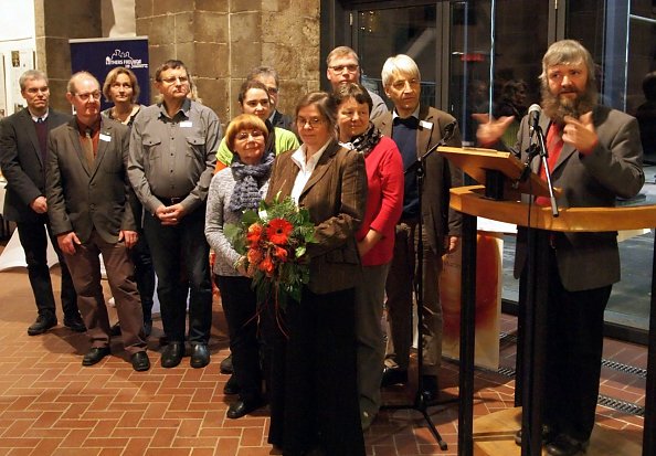 Pfarrer H&auml;nel spricht &uuml;ber seine Arbeit (Foto: R. Englert)