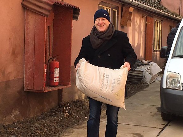 M. G&ouml;rk beim Ausladen im Altenheim Hetzelsdorfr (Foto: A.Weigel)
