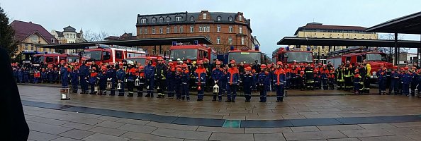 Viele junge Feuerwehrleute erwarteten das Friedenslicht am Nordh&auml;user Bahnhof (Foto: K. Schwarze)