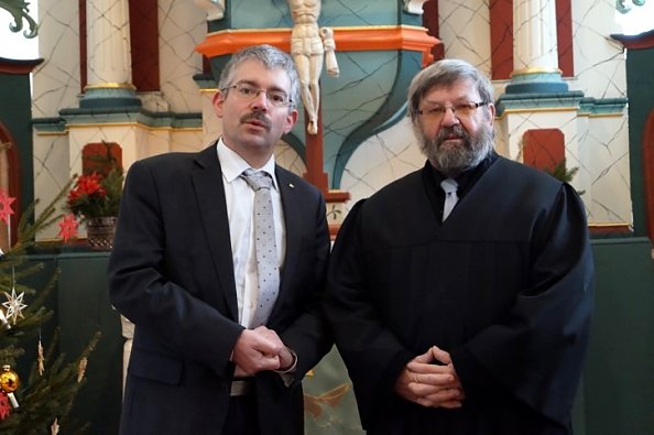 Superintendent A. Schwarze dankt Lektor Wilfried Fromm f&uuml;r seinen treuen Dienst (Foto: K. Schwarze)