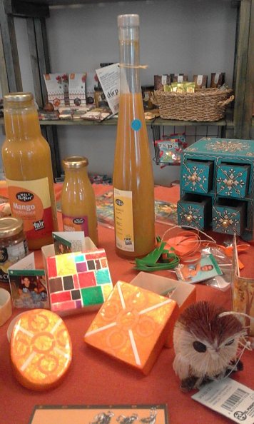 Angebot des Weltladens zum Weltgebetstag (Foto: Schrankenlos e.V.)