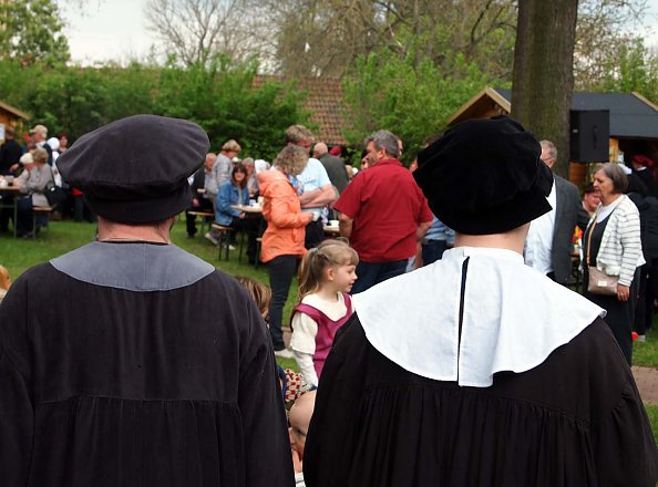 Luther und Melanchthon lauschen dem Spektakel (Foto: R. Englert)