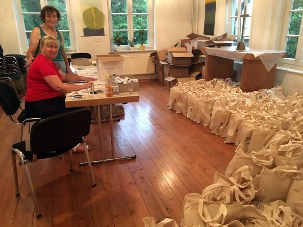 Zwei flei&szlig;ige Helferinnen beim Bef&uuml;llen der Teilnehmerbeutel (Foto: J. Lenz)