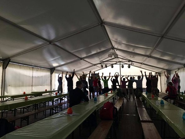 Erstes Warm up der Marathonwanderer (Foto: M. G&ouml;rk)