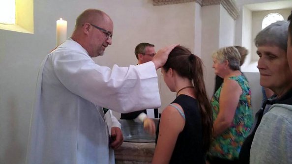 Tauferinnerung in der Basilika M&uuml;nchenlohra (Foto: Basilika M&uuml;nchenlohra)
