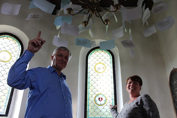 St. Domann und die K&uuml;nstlerin des neuen Lutherrosenfensters (Foto: B. Eckstein)