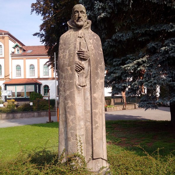 Neander vor der Neanderklinik auf dem Neanderplatz (Foto: KK S&uuml;dharz)