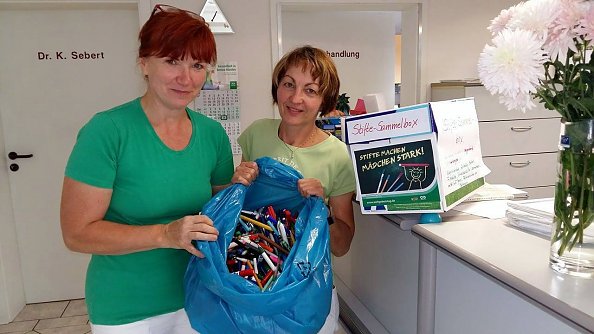 &Uuml;bergabe der Stifte vom Praxisteam Sebert aus Urbach (Foto: K. Schwarze)